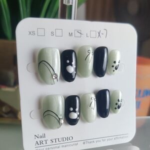 Green & Black Press-On Nail Set with Minimalist Art